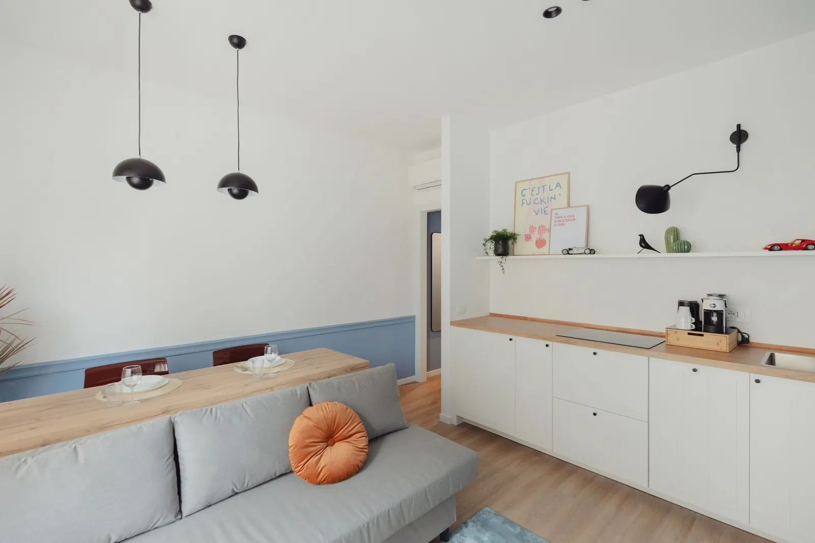 Bilo Blu: sofá cama, mesa y cocina