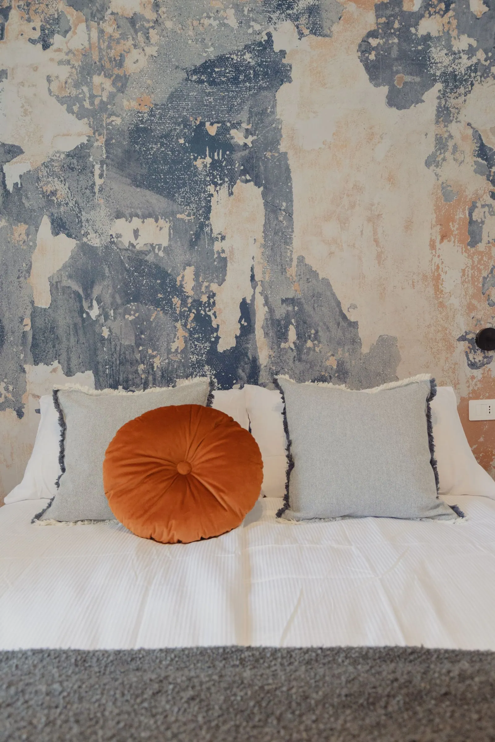 Bilo Blu: Schlafzimmer mit blau-oranger Tapete