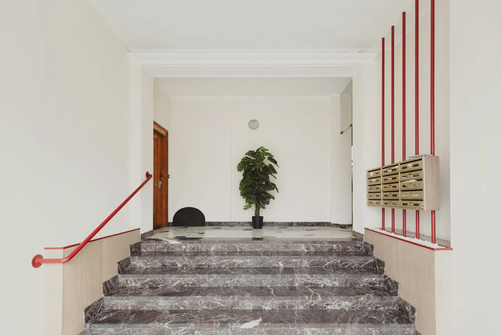 Entrance to Casa P17 with its 5 steps