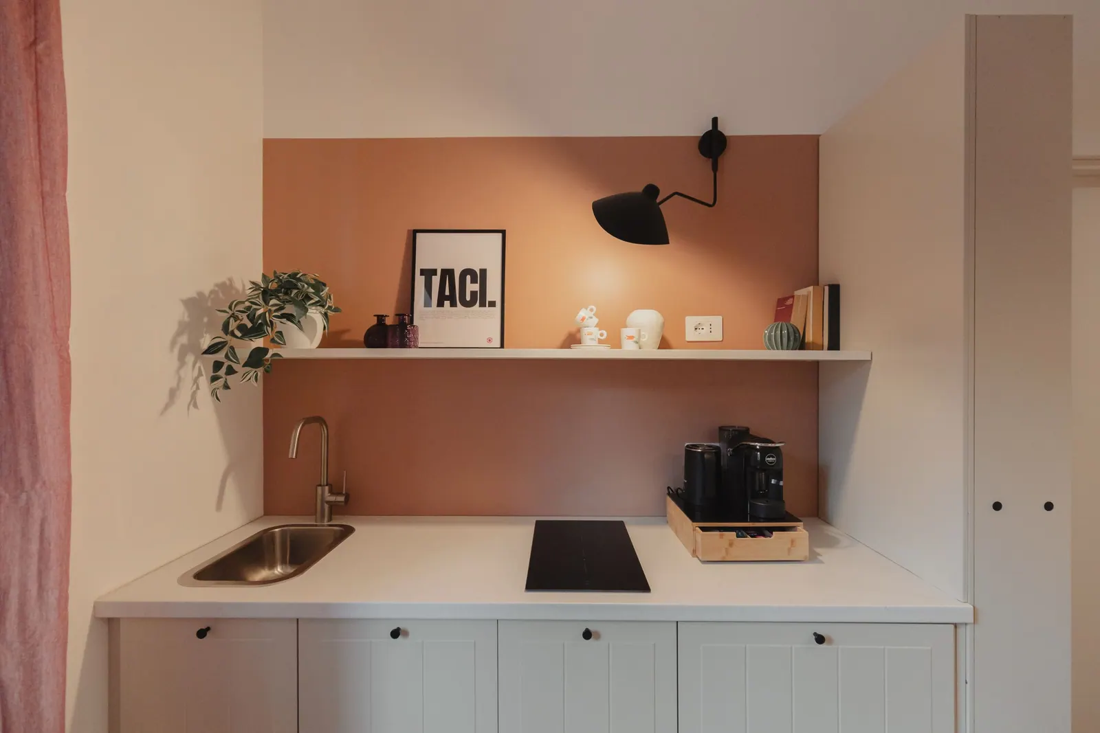 Mono Terracotta: cucina con piano a induzione e Nespresso