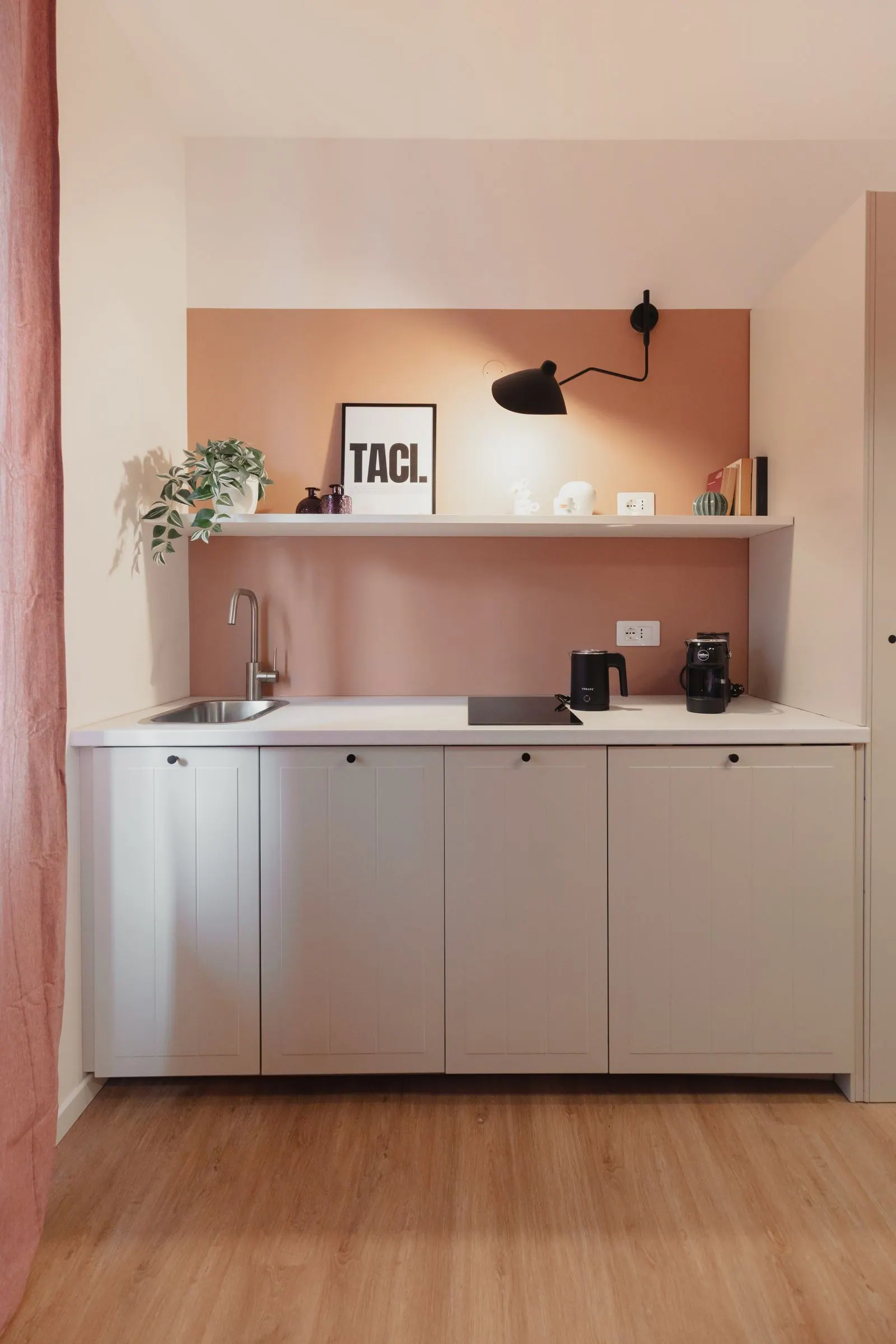 Mono Terracotta: Küche mit Terrakotta-Wand