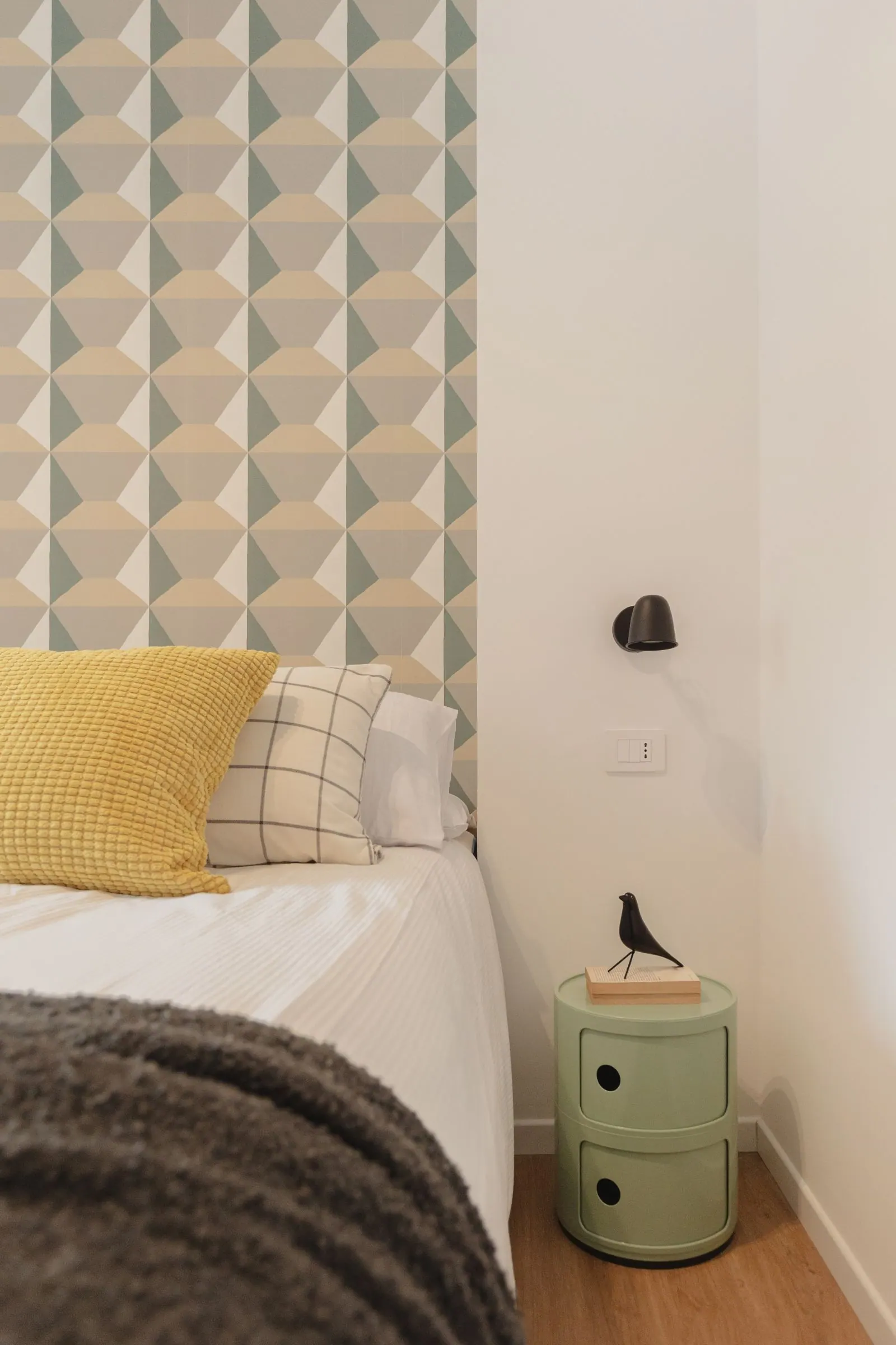 Mono Verde: Bett mit grüner geometrischer Tapete